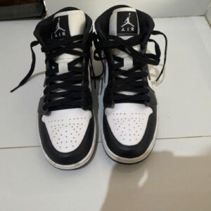 Nike Air Jordan 1 Mid "Panda" (Preto/Branco) - Tamanho 39 EUR/Cano Médio